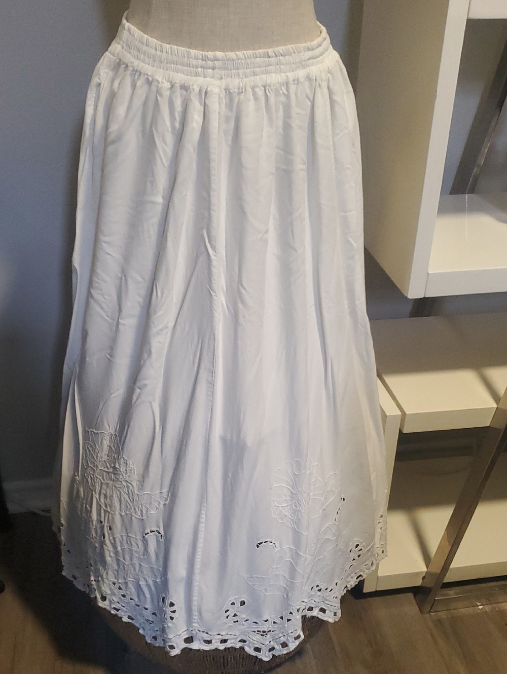 MPH Collection White Embroidered  Skirt, Size L/G Elastic Waist 21